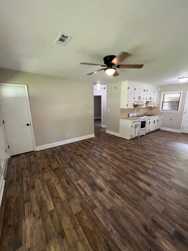 Building Photo - 836 White Oak Dr