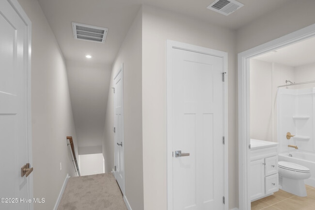 Building Photo - 3111 Edgehill Dr