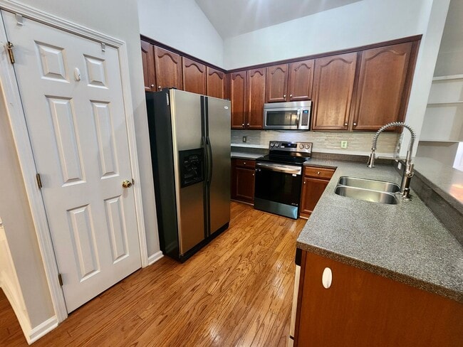 Building Photo - Spacious 3 bedroom with an outside oasis -...