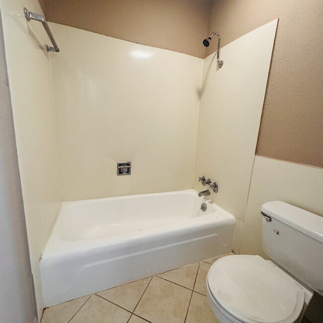 Building Photo - Welcome to your new 2 Bedroom Townhome located at Maison Helena Townhomes.