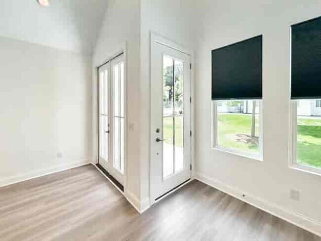 Building Photo - 403 Burgundy Wy
