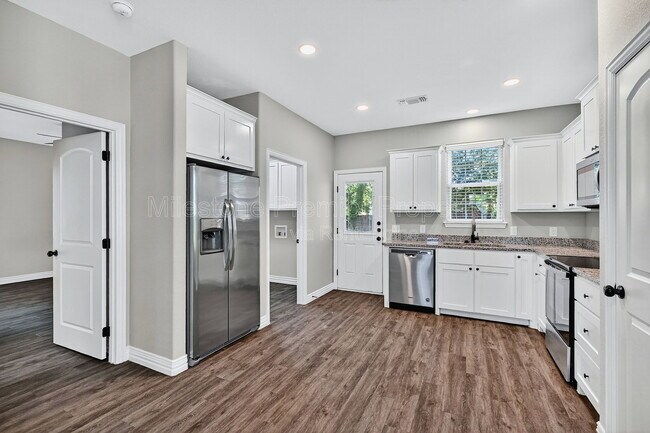 Building Photo - 320 W Bond St