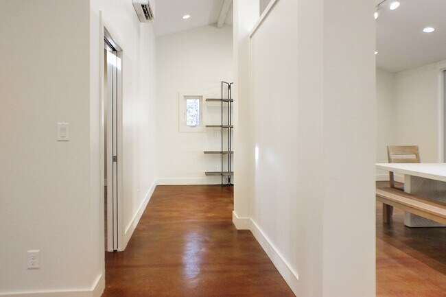 Building Photo - 21 Woodbury Rd