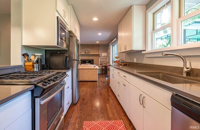 Building Photo - 1708 E Windsor Dr