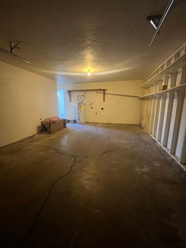 Building Photo - 2-Bedroom 1-Bathroom Duplex close in Sprin...