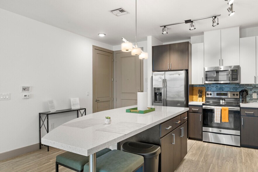 Building Photo - 555 N College Ave