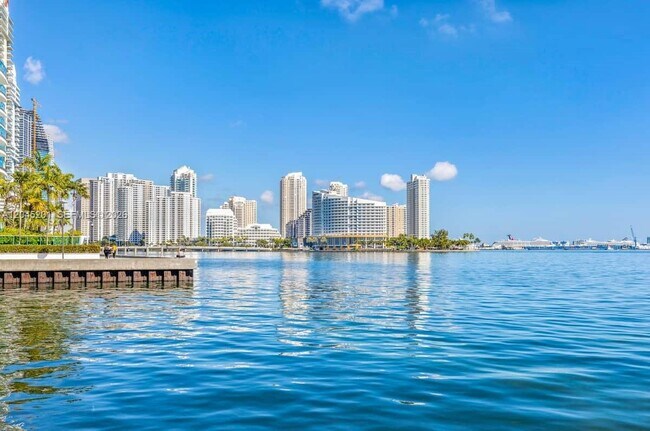 Building Photo - 1300 Brickell Bay Dr