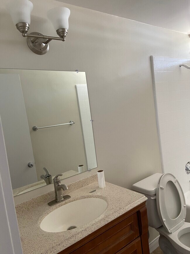 Building Photo - 118 N Grand Oaks Ave