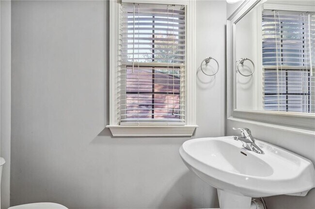 Building Photo - 163 Richmond St SE