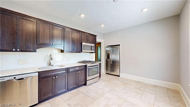 Building Photo - 31 E Case Dr