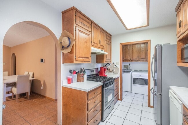 Building Photo - 3 Bedroom 2 Bathroom Home - Dogs Allowed & Large Backyard!