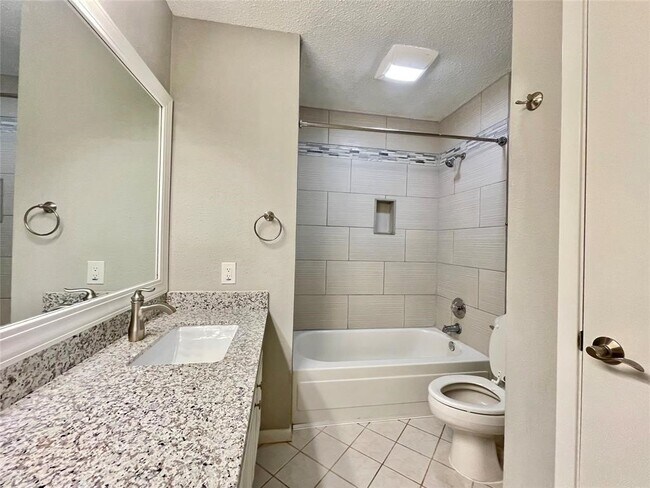 Building Photo - 21707 Country Park Ct