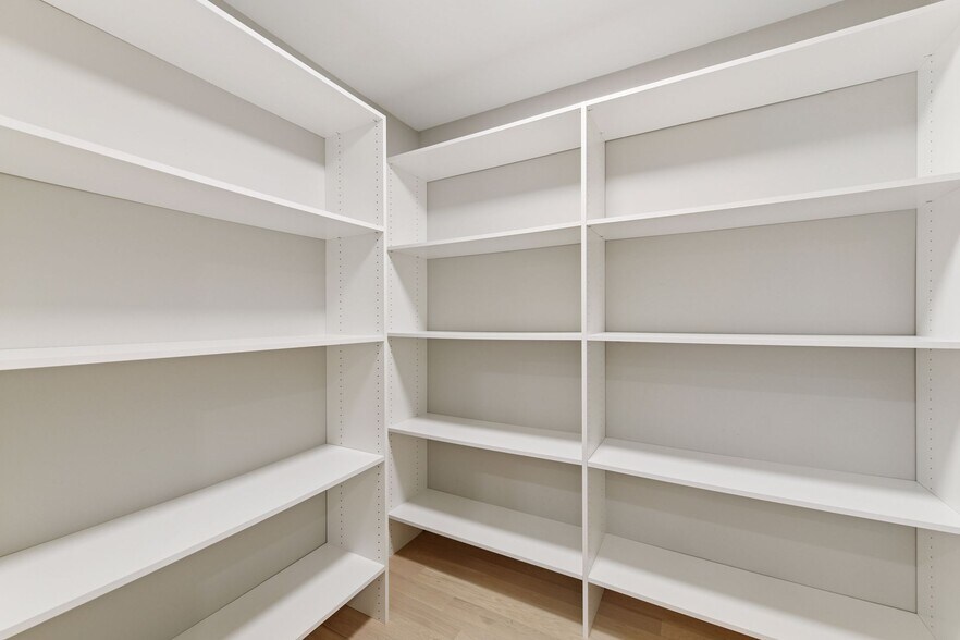 Large pantry - 222 Ferndale Rd S