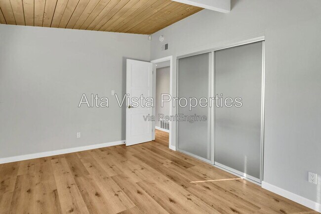 Building Photo - 2569 Loring St