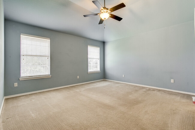 Building Photo - Edmond Schools + 4 bedrooms