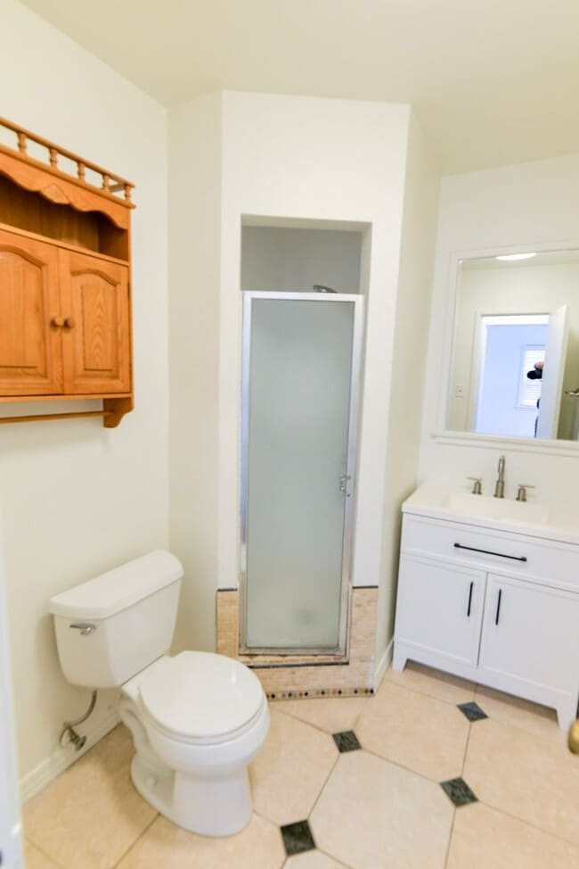 Building Photo - Spacious One Bedroom Single Family Home wi...