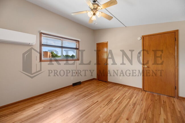 Building Photo - 533 S Westview Dr