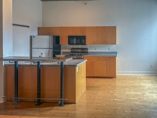 Building Photo - North Block Studio Available Now !!