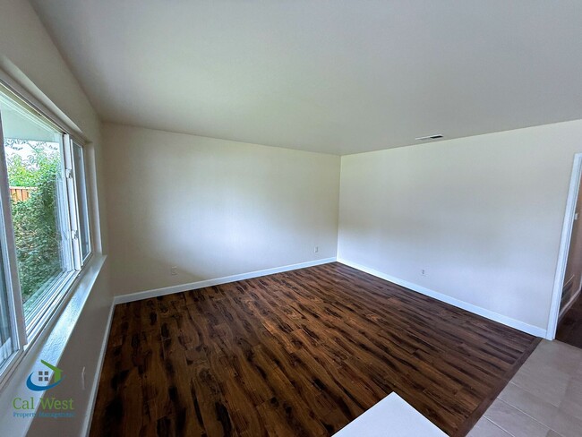 Building Photo - 1370 Fernwood Ln