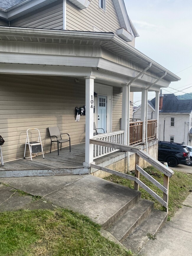 Building Photo - 104 3rd St
