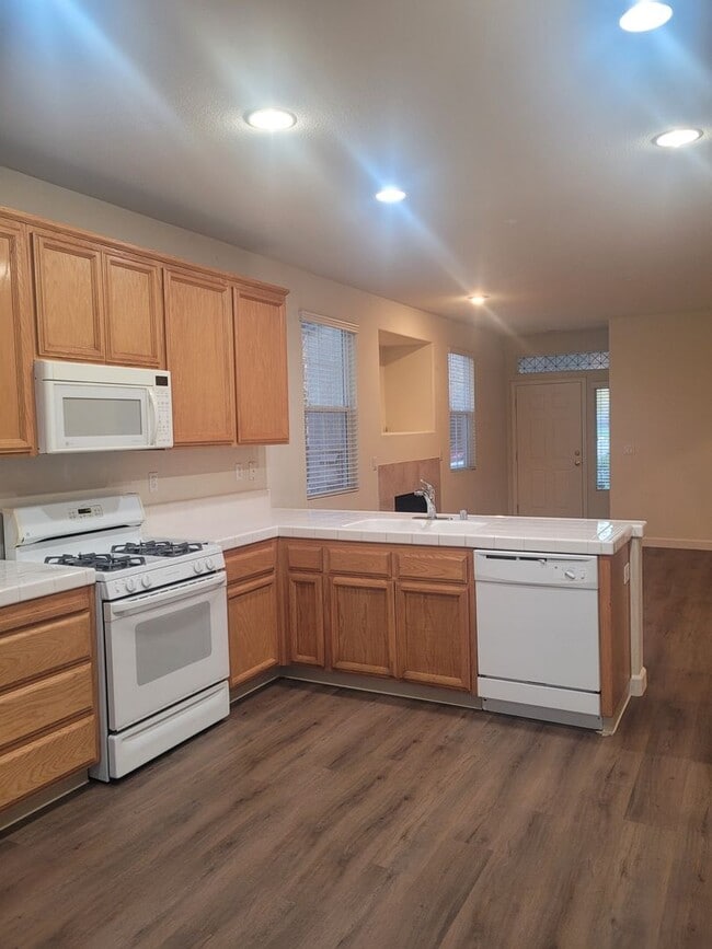 Building Photo - Beautiful Natomas area home on corner lot