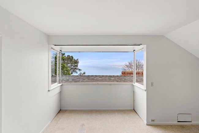 Building Photo - 1703 Castellana Rd