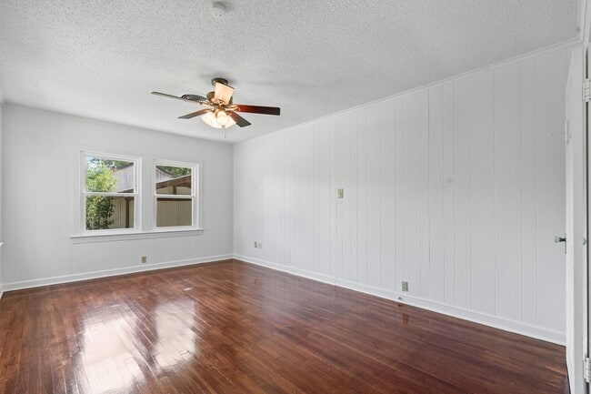 Building Photo - Historic Charm in Hillsboro!