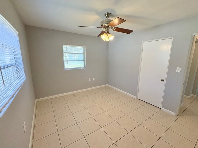 Building Photo - Charming 2 Bedroom Home with Fenced Yard & Screened Patio – Prime Location!
