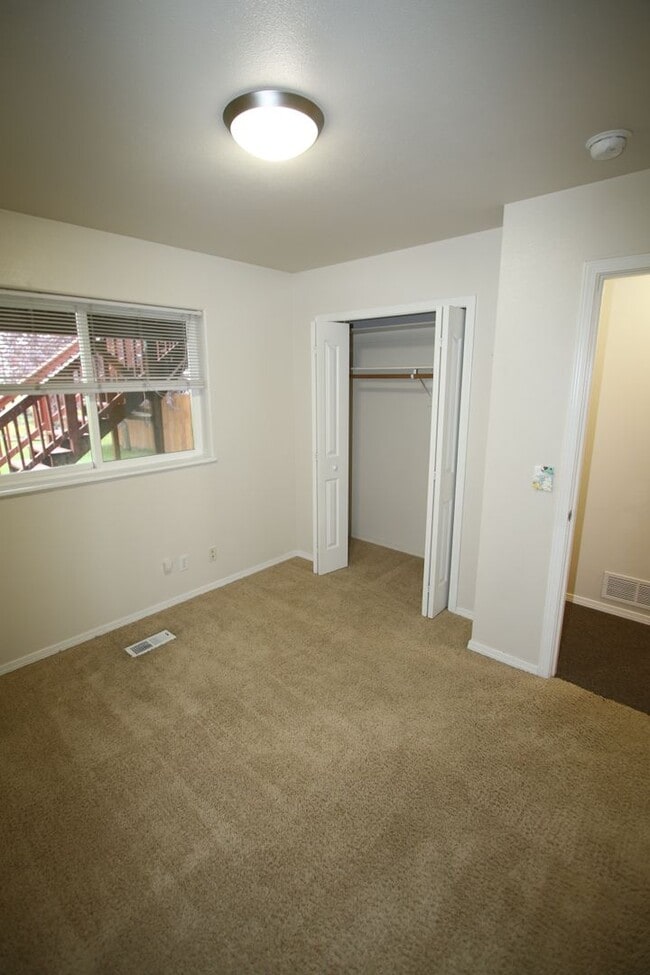 Building Photo - 3 Bedroom Eagle River Townhouse!