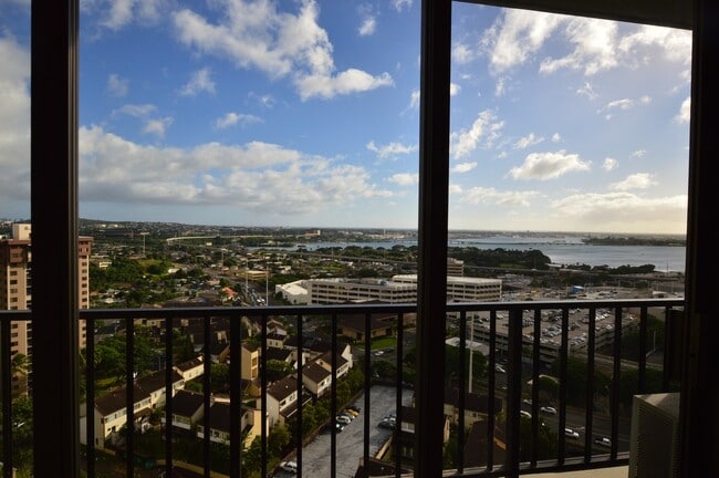 Building Photo - Pearl Regency Condo - 1 bedroom, 1 bath, 1 parking Avail 11/1/2021