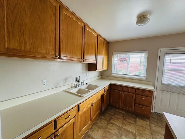 Building Photo - 14634 Richvale Dr