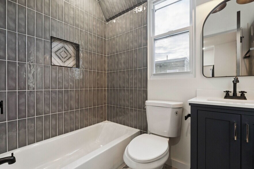 Full bathroom - 1544 S Bambrey St