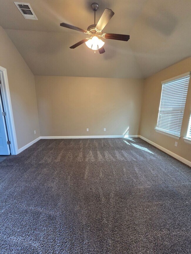 Building Photo - YUKON HOME MOVE IN SPECIAL! ?