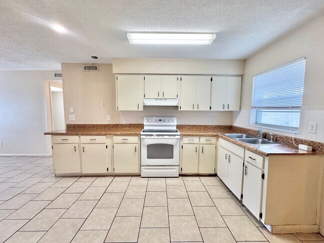 Building Photo - 2538-2540 Elm Ave