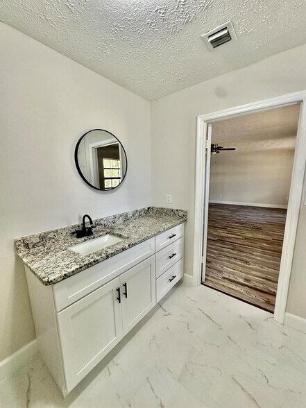 Building Photo - 6109 Tangelo Dr