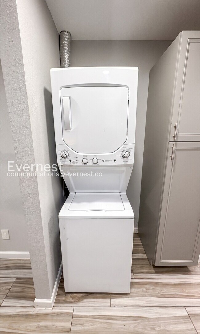 Building Photo - 2 Bed/1 Bath Townhome with Modern Amenities / Pet-Friendly / Coming Soon!