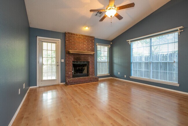 Building Photo - Charming 3 bedroom home with cozy fireplac...