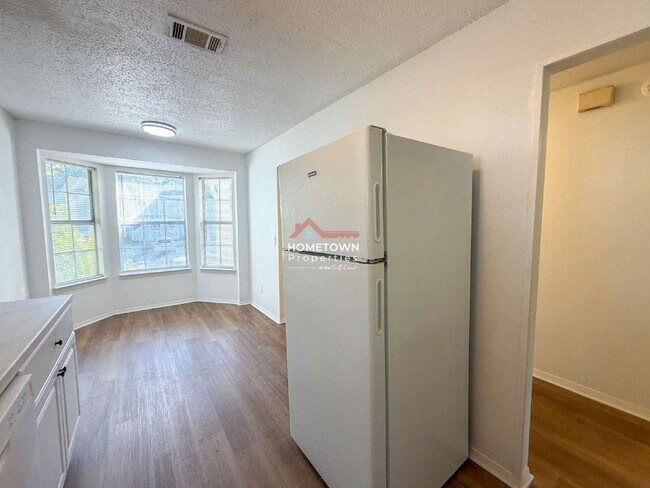 Building Photo - 1500 E Johnson Ave