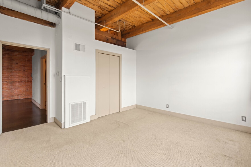 Building Photo - 6533 E Jefferson Ave