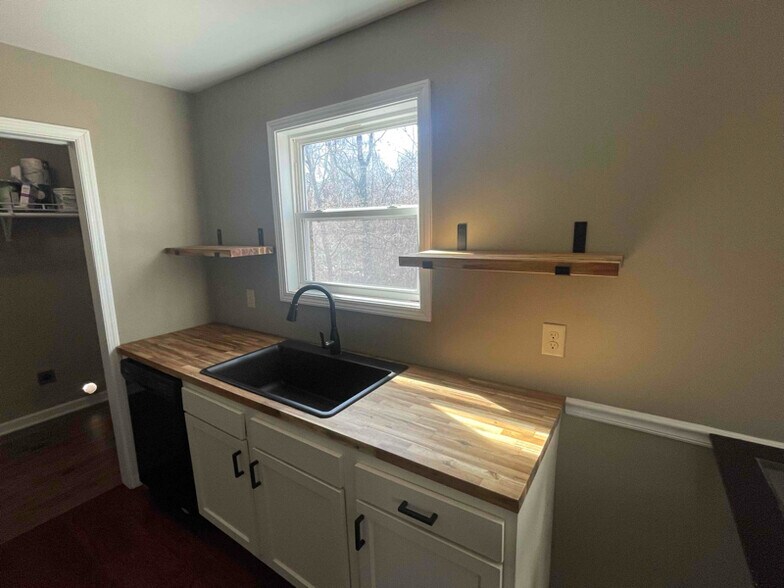 Building Photo - 206 Maple Dr