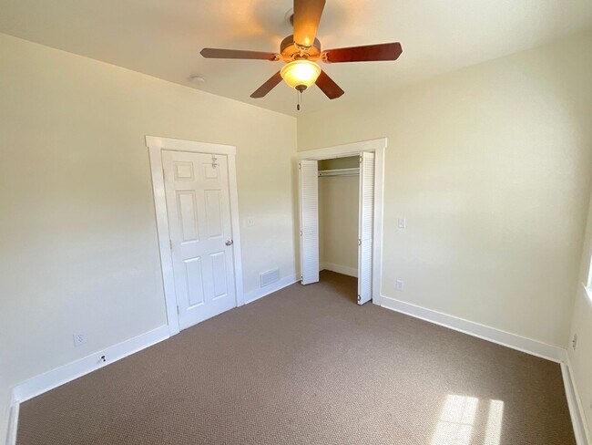 Building Photo - 2 Bedroom Home Available Near Pikes Peak Ave & S Institute St!