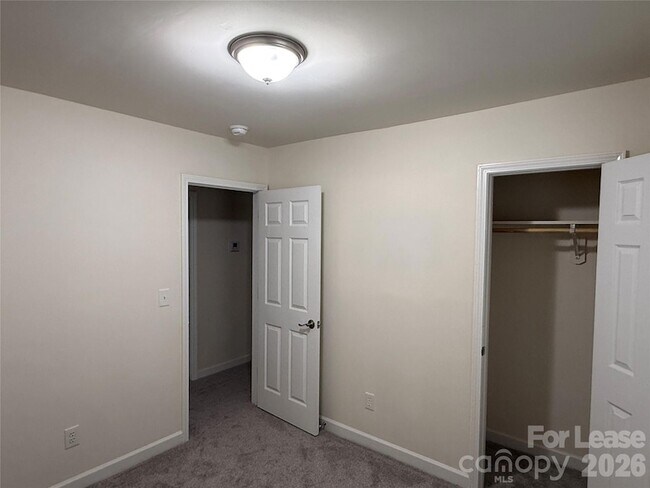 Building Photo - 404 Kingville Dr