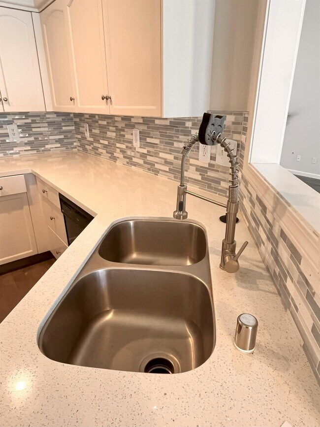 Building Photo - 1247 E Le Parc Dr