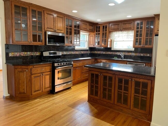 Building Photo - 3 bdr 2 bath Home on Huge lot.