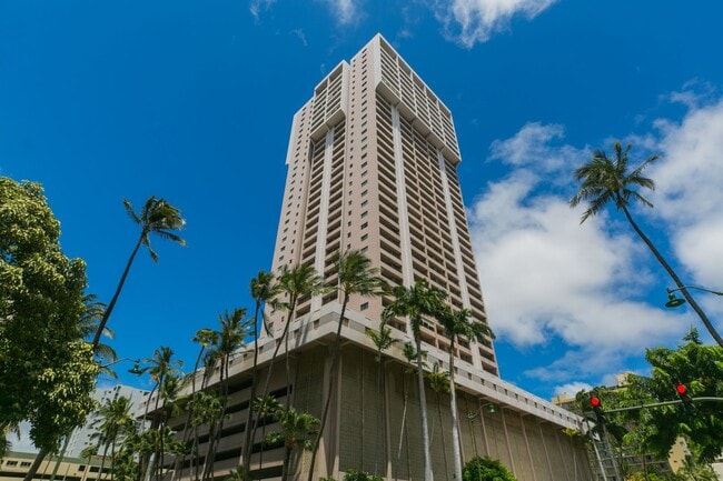 Building Photo - Royal Kuhio 1b1b1parking Fully Furnished i...