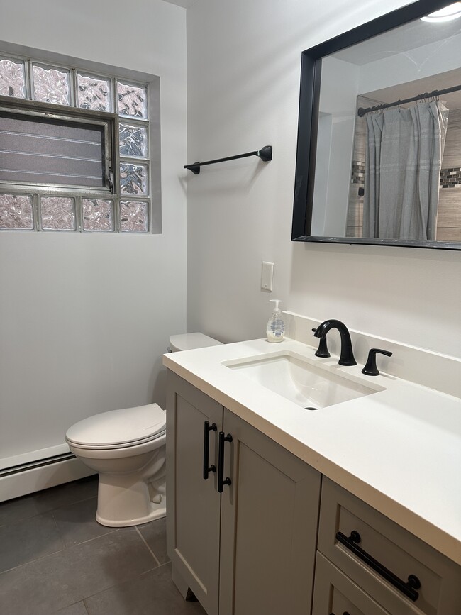 Full size bathroom - 4936 N Marmora Ave