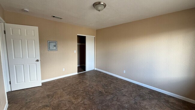 Building Photo - Two Bedroom One Bathroom Apartment in San Bernardino!