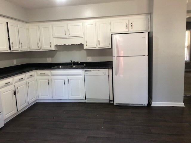 Building Photo - 117 E Circle Dr