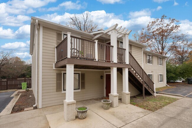 Primary Photo - 2 Bed/2 Bath Apartment Located in Highly D...