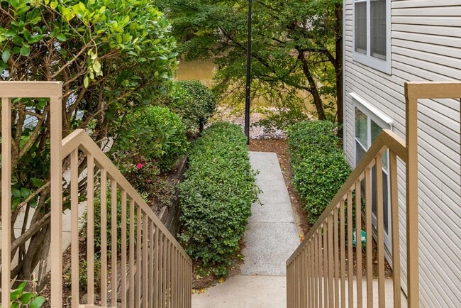 Building Photo - Great Location 2nd Floor Condo